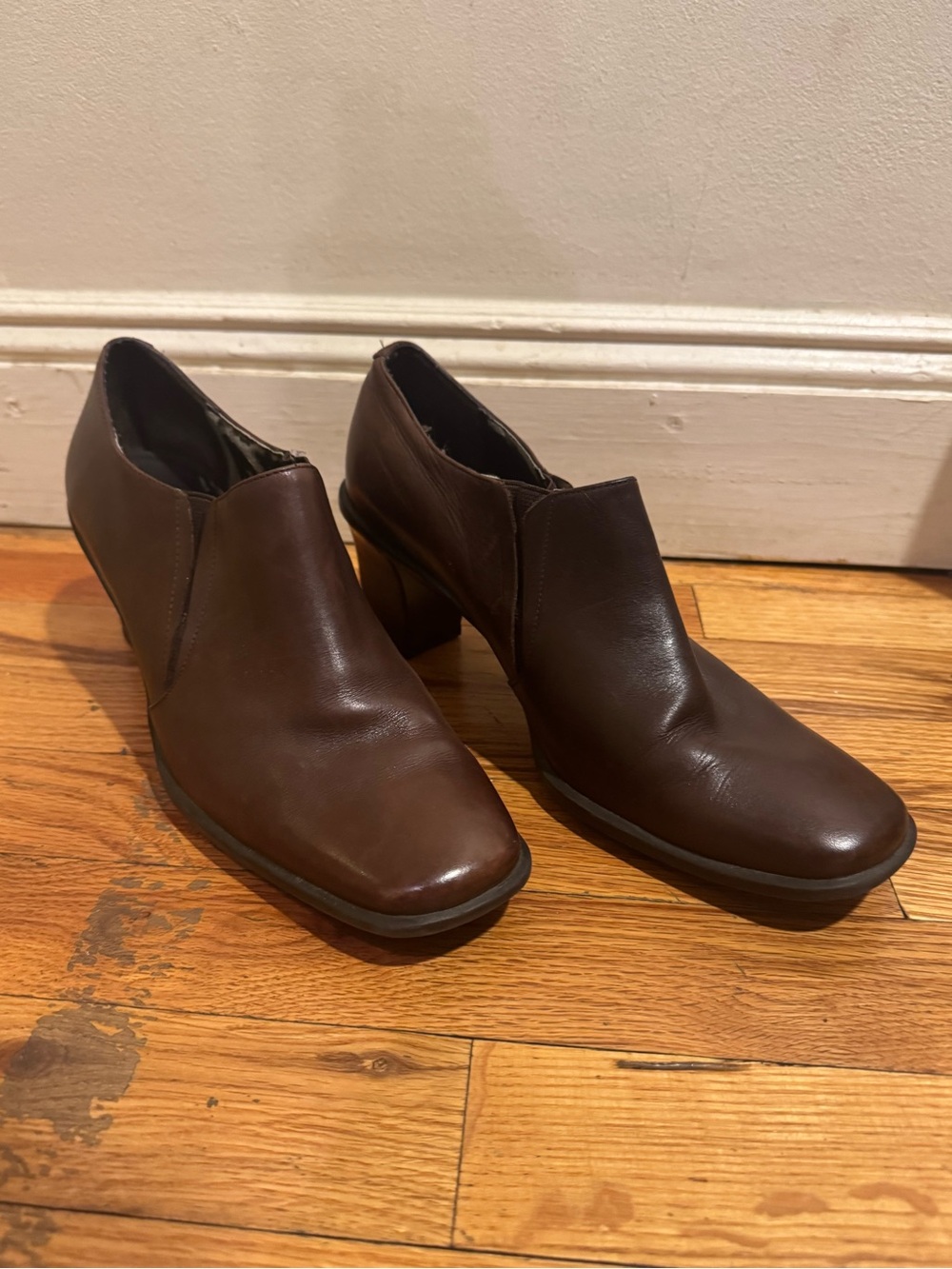 Brown leather Aerosoles heeled ankle booties, women’s size 9